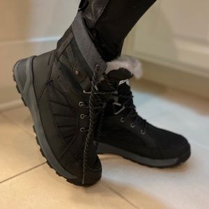 NWOT Columbia Snow boots